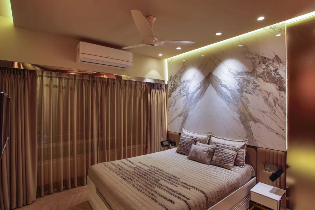 Quarto elegante com tecidos e cortinas em tons neutros