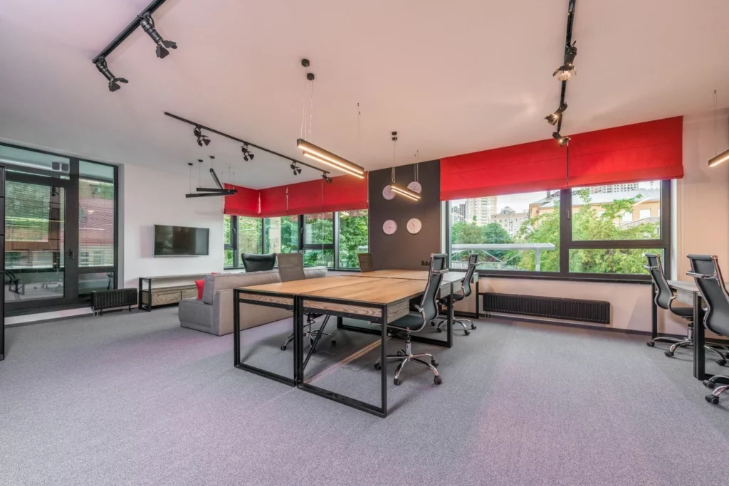 Ambiente corporativo com móveis e persianas vermelhas