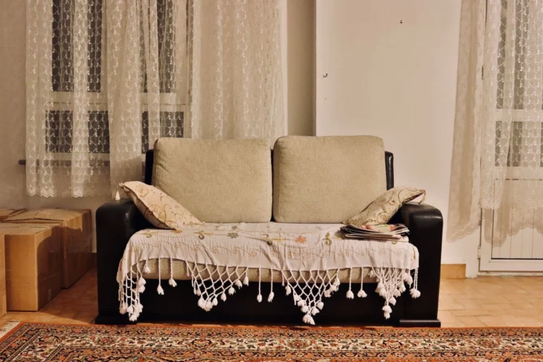 Sofá clássico com almofadas em sala acolhedora