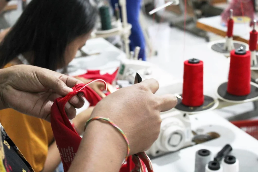 Profissional trabalhando tecido em oficina de costura